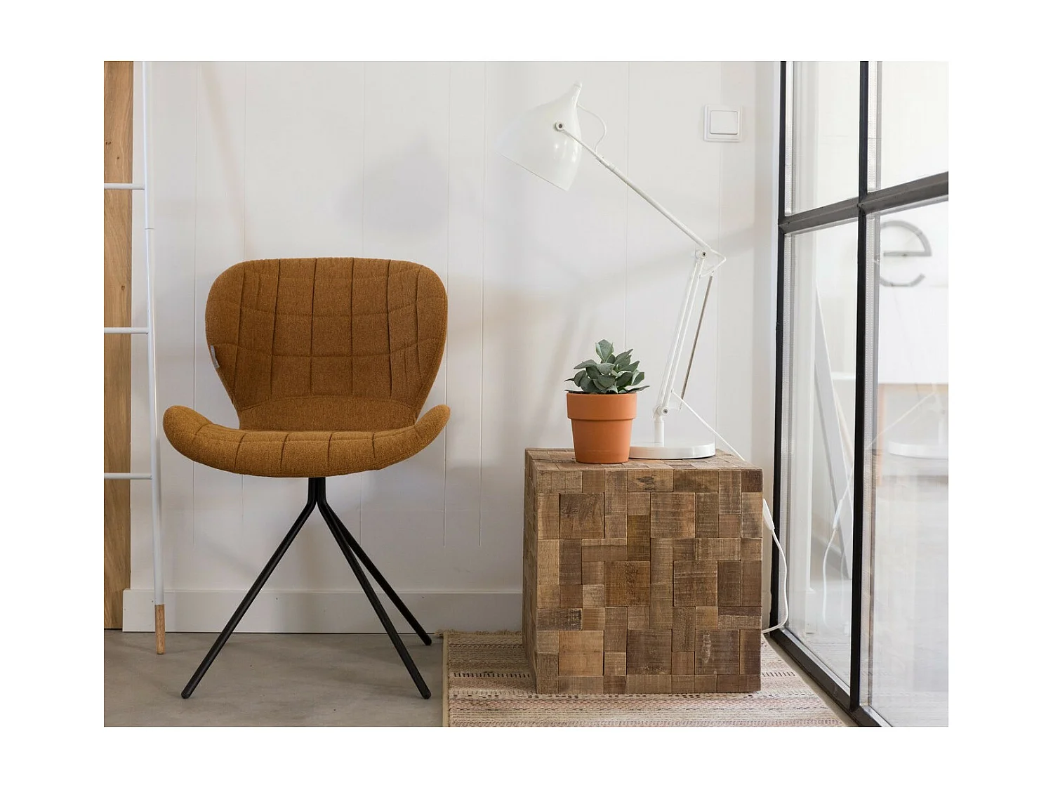 OMG - Chaise design en tissu lainé camel