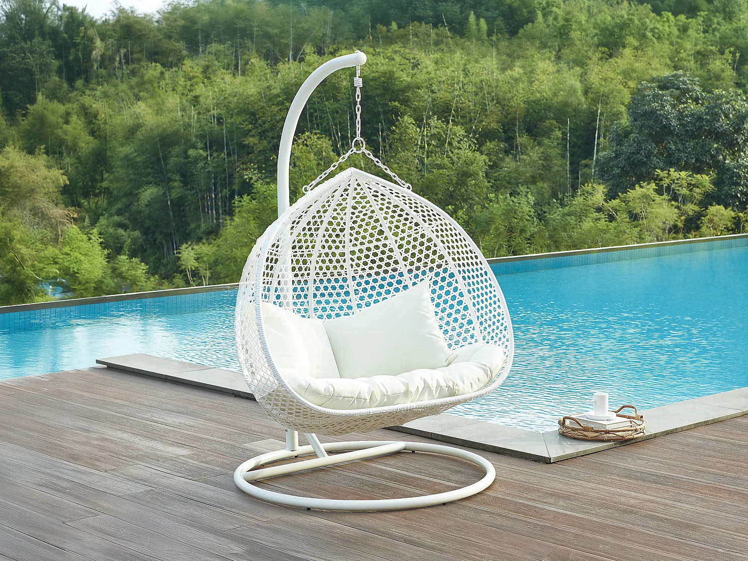 Fauteuil suspendu 2 places en résine tressée - Blanc et coussin beige - VAHINA de MYLIA