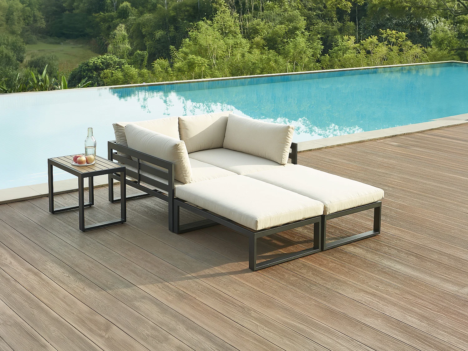 Salon de jardin modulable en aluminium : 2 fauteuils d'angle, 2 poufs et une table basse - Noir avec coussins beige - NOLLAY de MYLIA