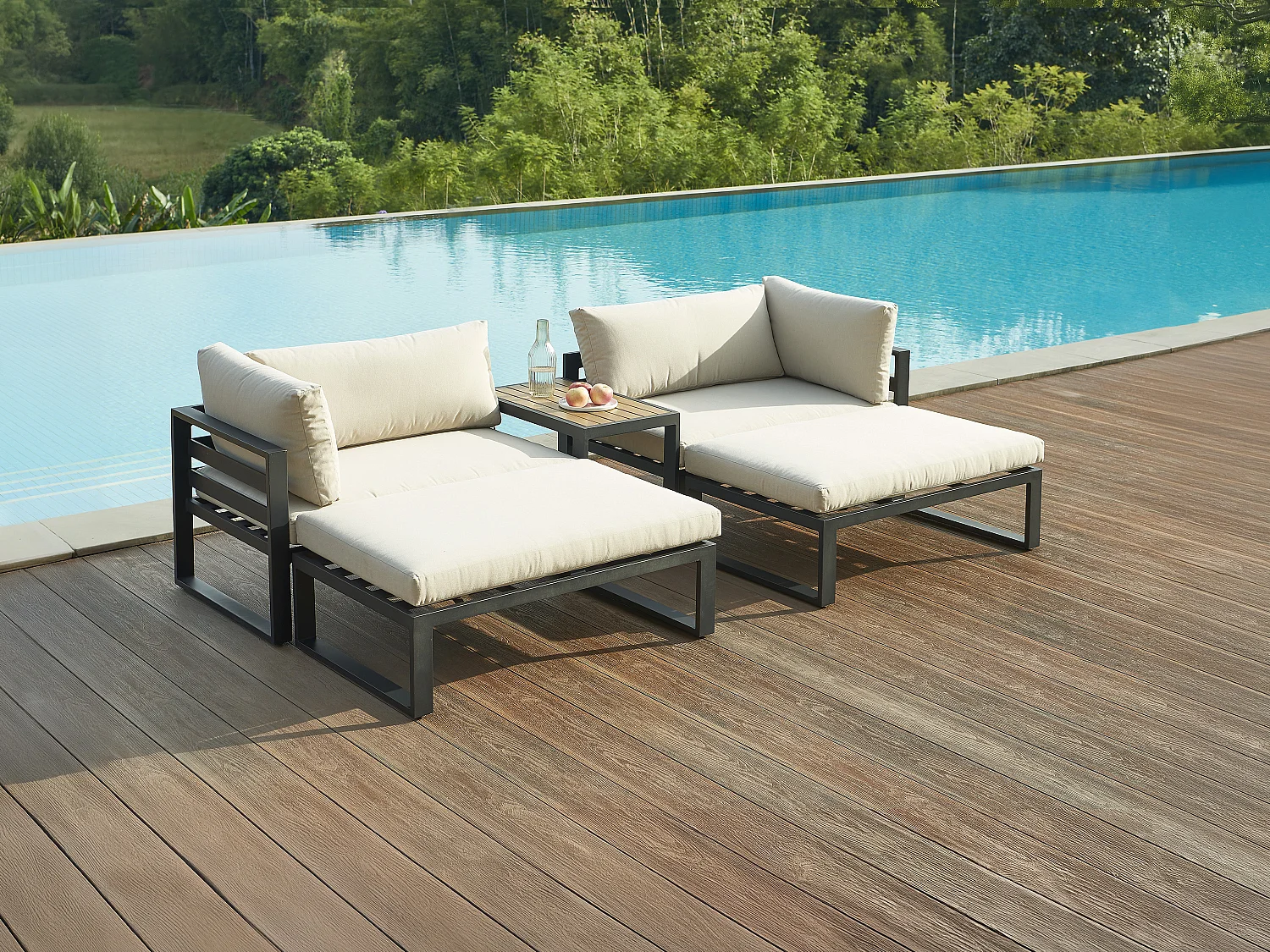 Salon de jardin modulable en aluminium : 2 fauteuils d'angle, 2 poufs et une table basse - Noir avec coussins beige - NOLLAY de MYLIA