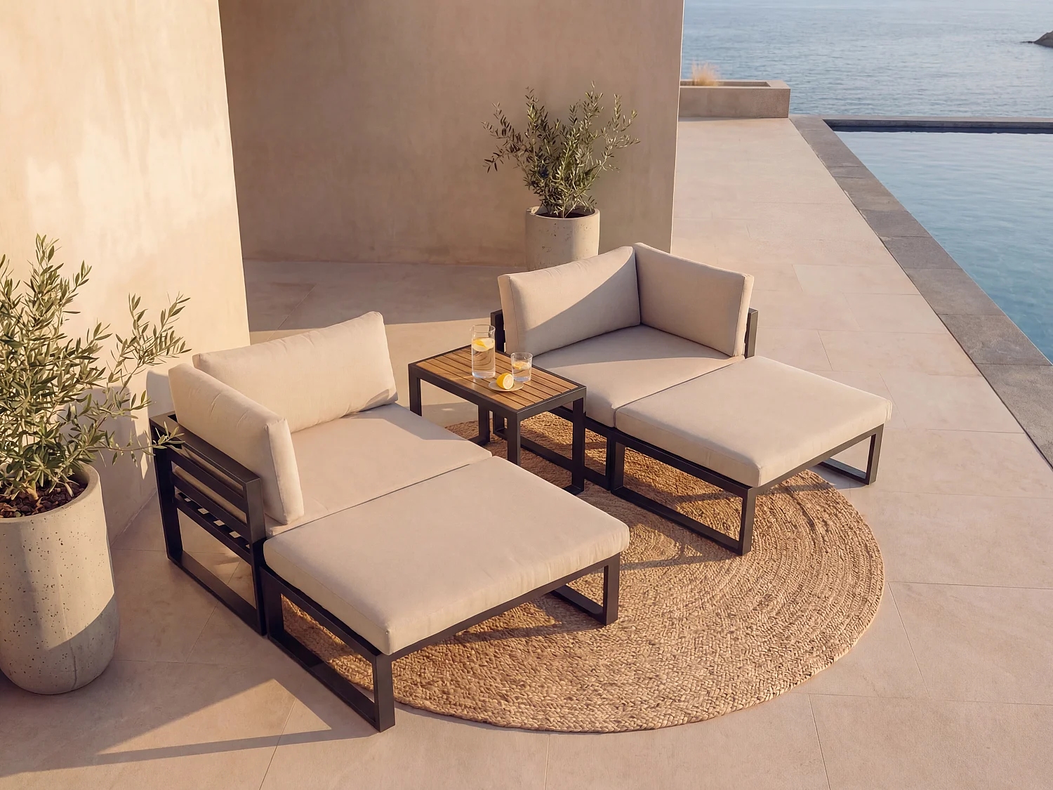 Salon de jardin modulable en aluminium : 2 fauteuils d'angle, 2 poufs et une table basse - Noir avec coussins beige - NOLLAY de MYLIA