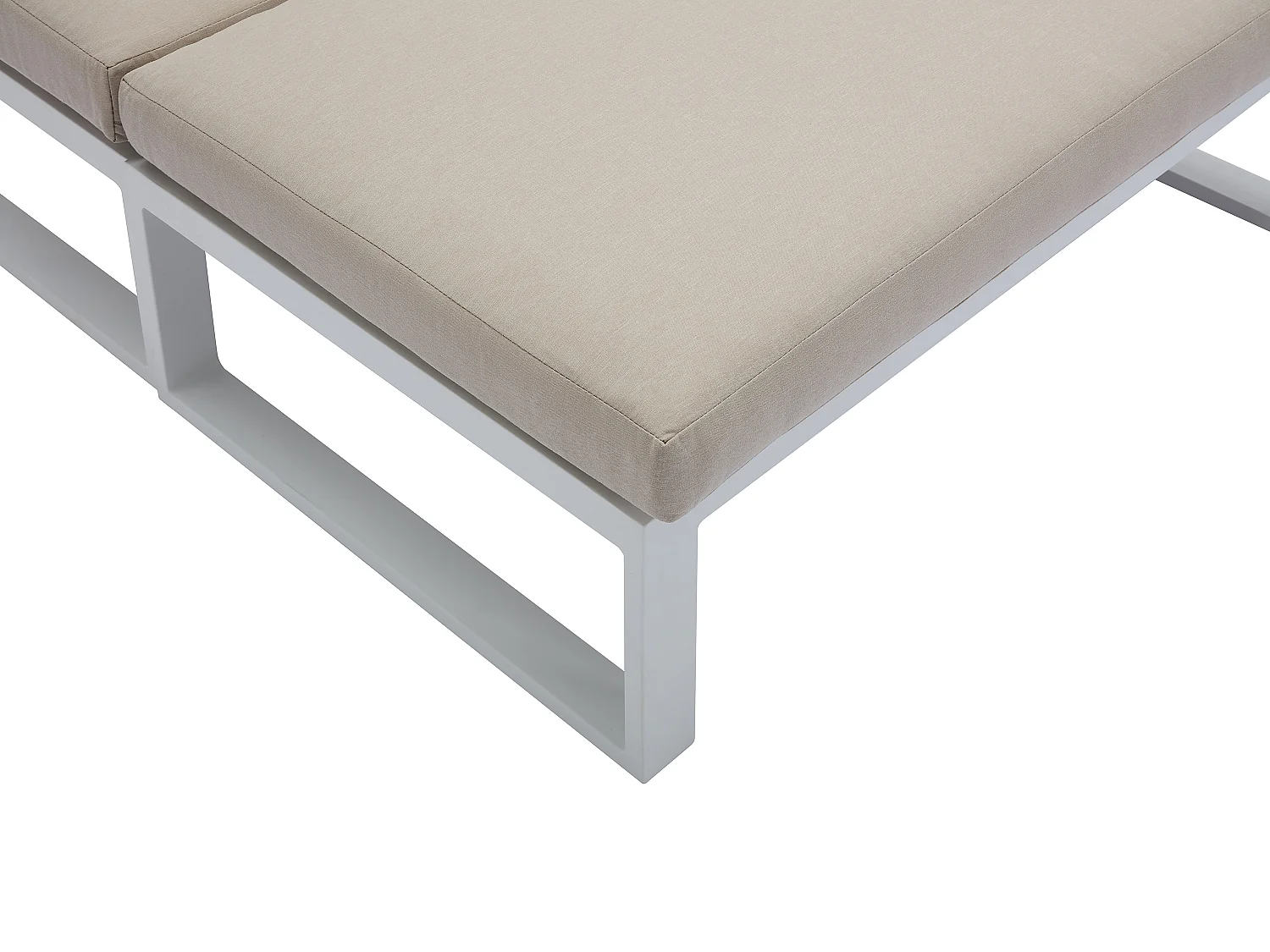 Salotto giardino modul. Alluminio: 2 poltrone angolari 2 pouf tavolino Bianco cuscini Beige  - NOLLAY di MYLIA