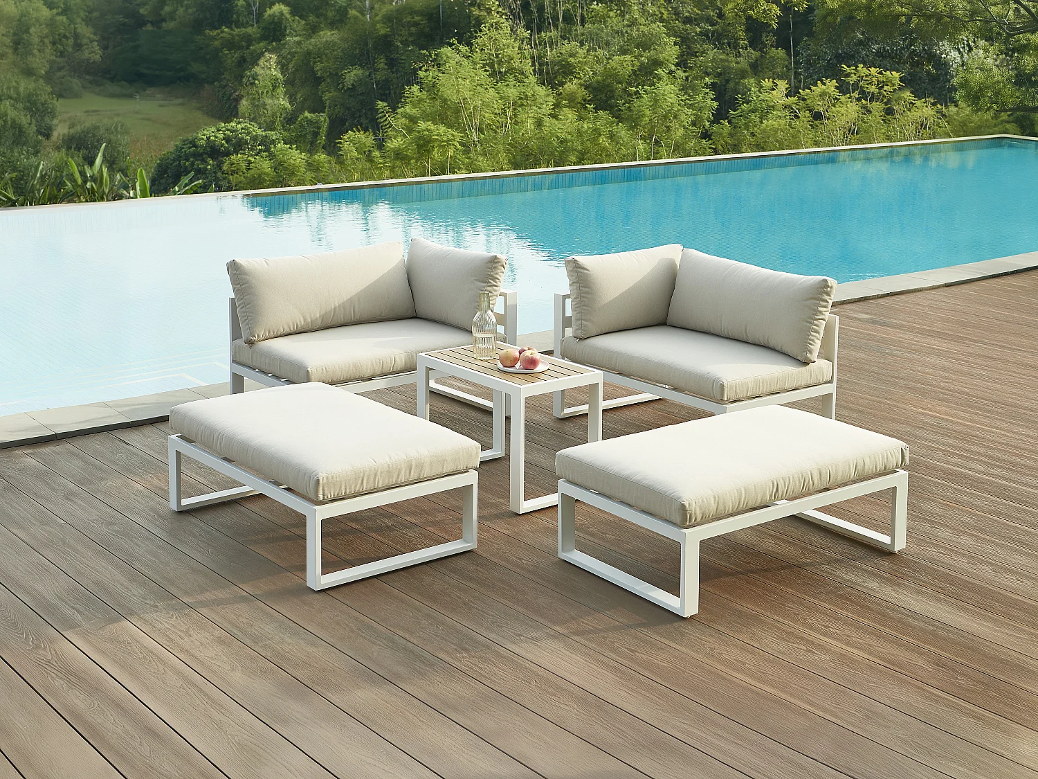 Salotto giardino modul. Alluminio: 2 poltrone angolari 2 pouf tavolino Bianco cuscini Beige  - NOLLAY di MYLIA