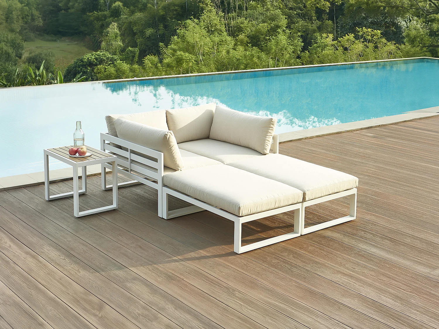 Salotto giardino modul. Alluminio: 2 poltrone angolari 2 pouf tavolino Bianco cuscini Beige  - NOLLAY di MYLIA