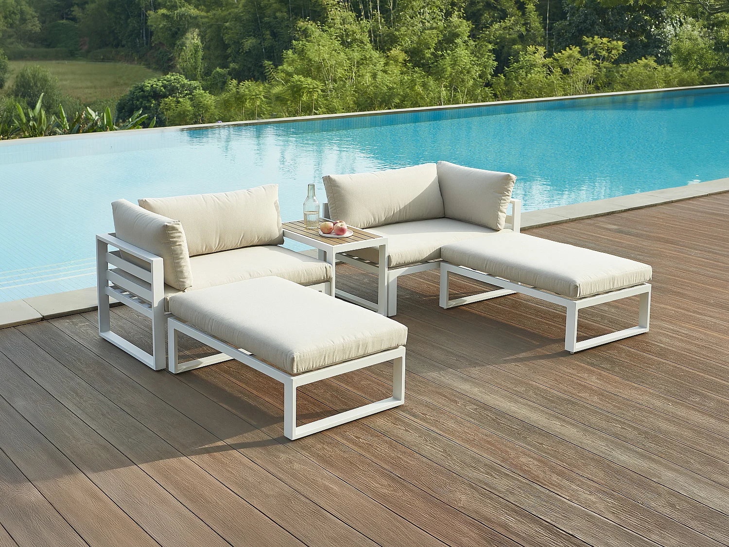 Salon de jardin modulable en aluminium : 2 fauteuils d'angle, 2 poufs et une table basse - Blanc avec coussins beige - NOLLAY de MYLIA