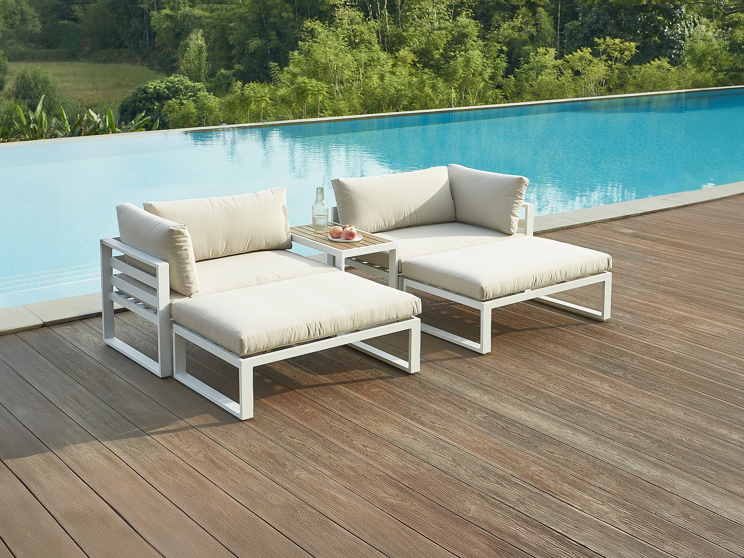 Salon de jardin modulable en aluminium : 2 fauteuils d'angle, 2 poufs et une table basse - Blanc avec coussins beige - NOLLAY de MYLIA