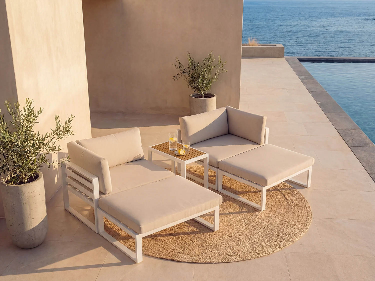 Salon de jardin modulable en aluminium : 2 fauteuils d'angle, 2 poufs et une table basse - Blanc avec coussins beige - NOLLAY de MYLIA