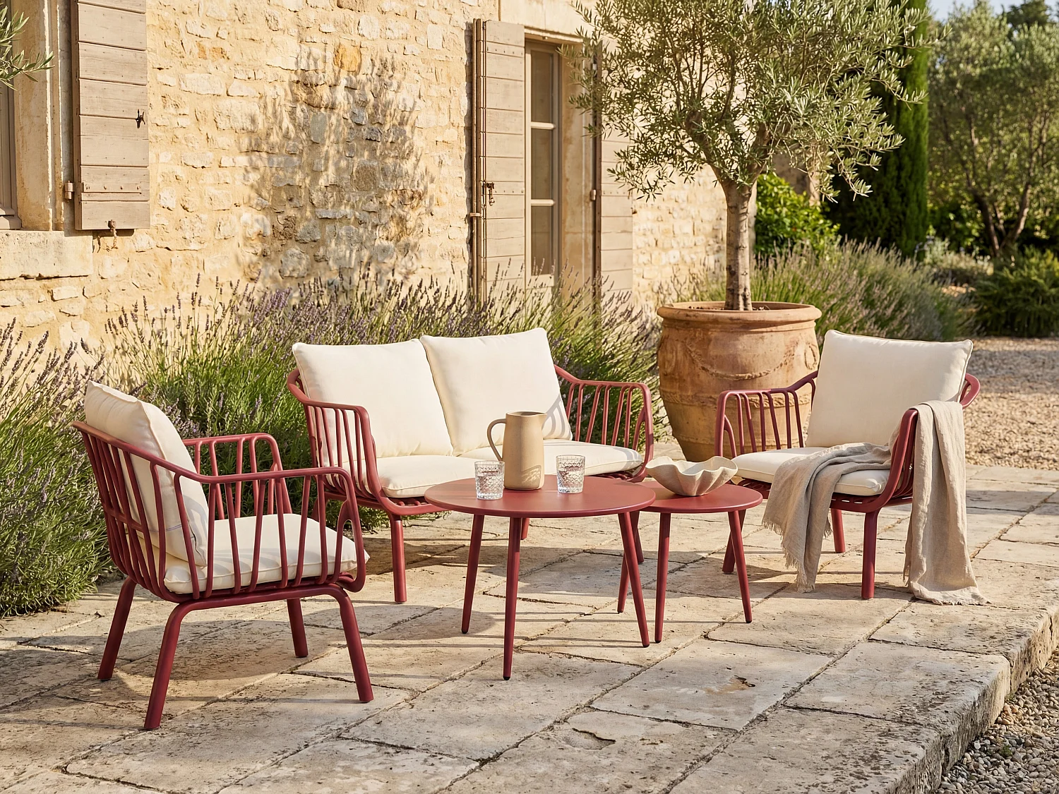Salon de jardin en polypropylène et métal : un canapé 2 places, 2 fauteuils et 2 tables basses - Bordeaux - LOYNA de MYLIA
