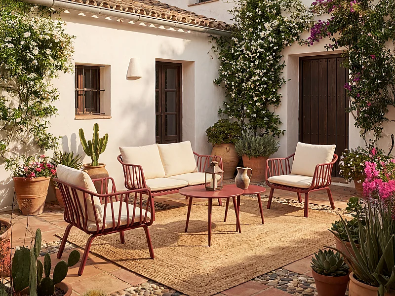 Conjunto de lazer de jardim em polipropileno e metal: um sofá de 2 lugares, 2 cadeirões e 2 mesas de centro bordeaux - LOYNA de MYLIA