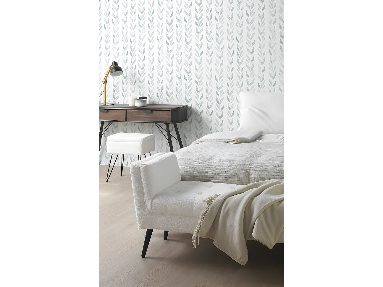 Banco estofado branco com pernas de madeira pretas