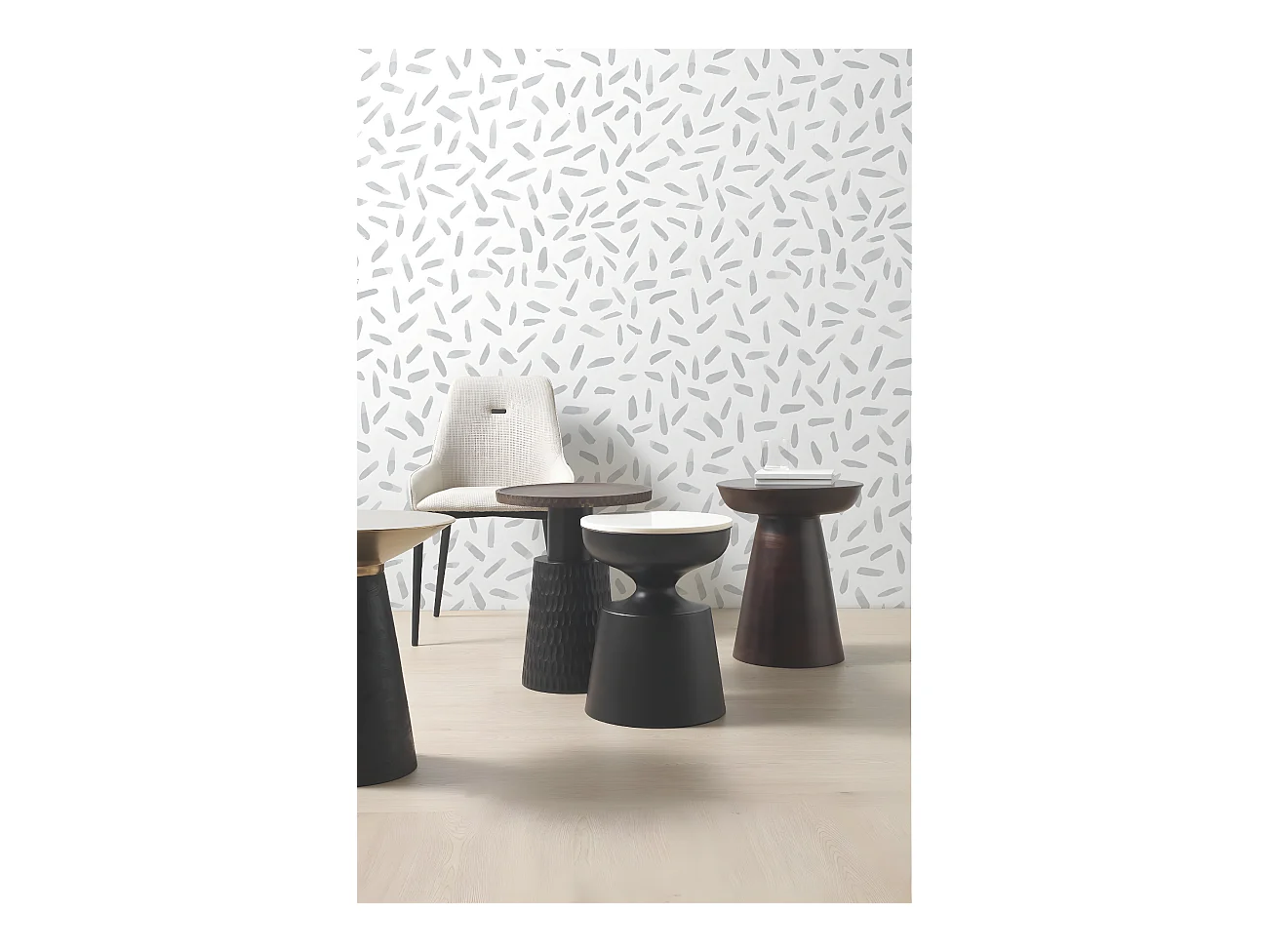 Mesa auxiliar con base y sobre de madera en color nogal