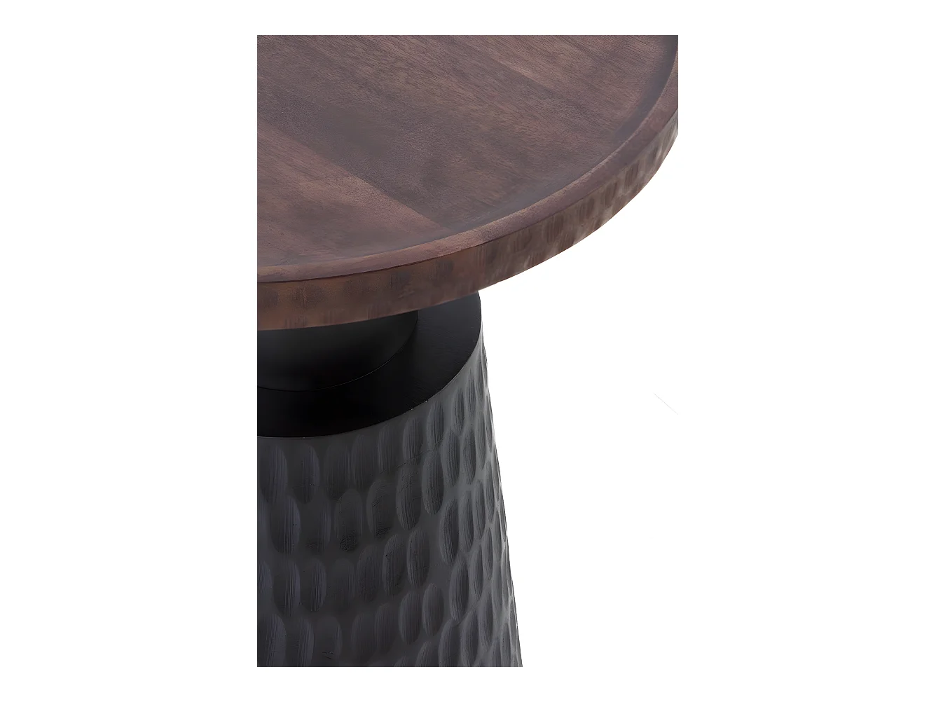 Mesa auxiliar con base y sobre de madera en color nogal