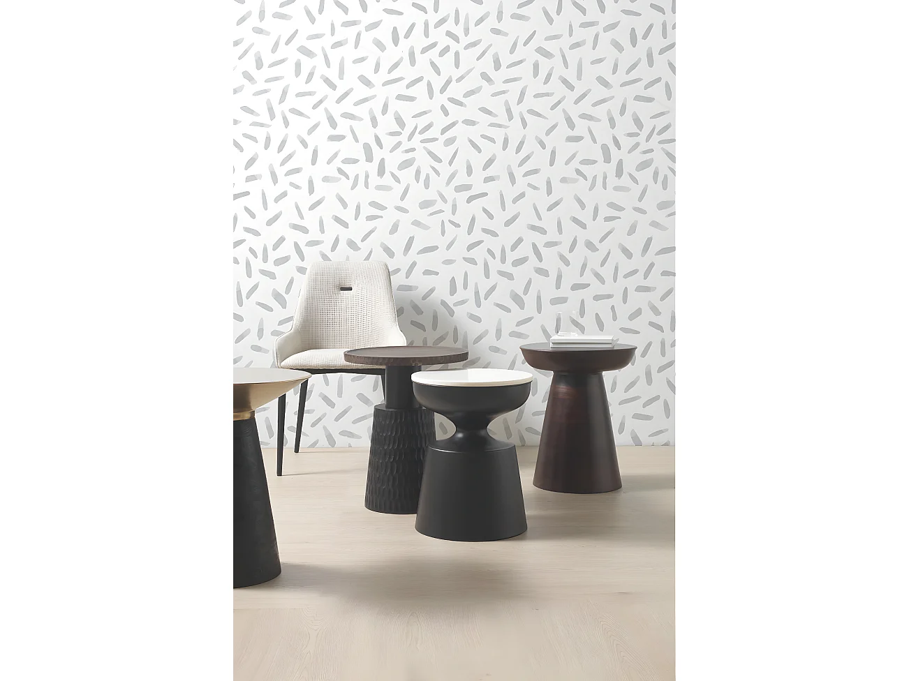 Mesa auxiliar con base de madera y sobre de metal dorado