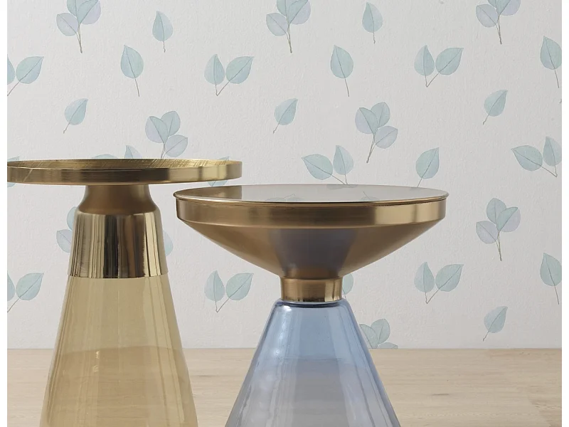 Mesa de apoio com base de vidro azul e tampo de metal dourado