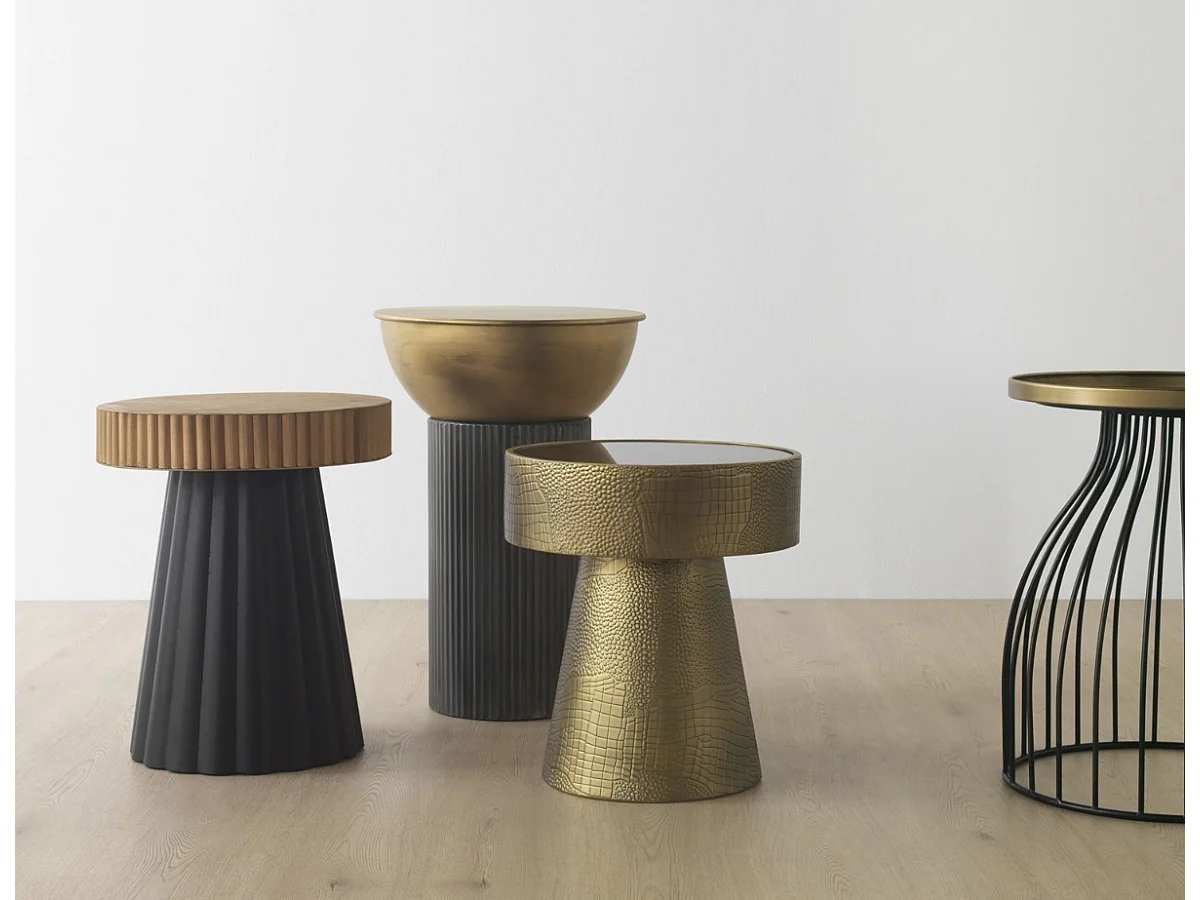 Mesa de apoio em metal dourado e vidro preto