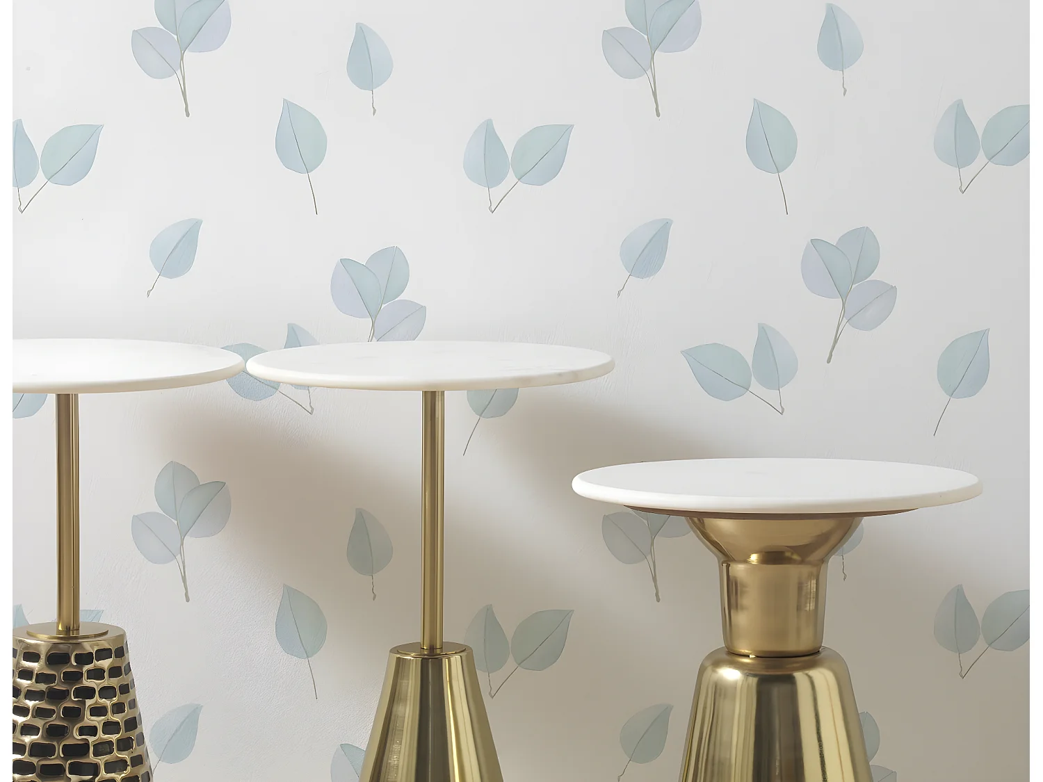 Mesa auxiliar con base de metal oro antique y sobre de mármol blanco