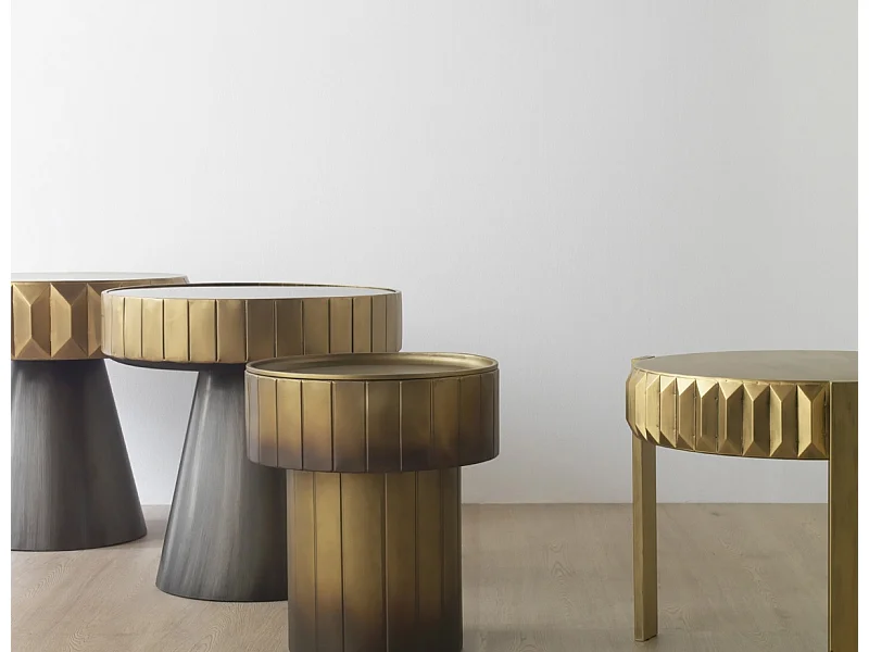 Mesa de apoio em metal dourado