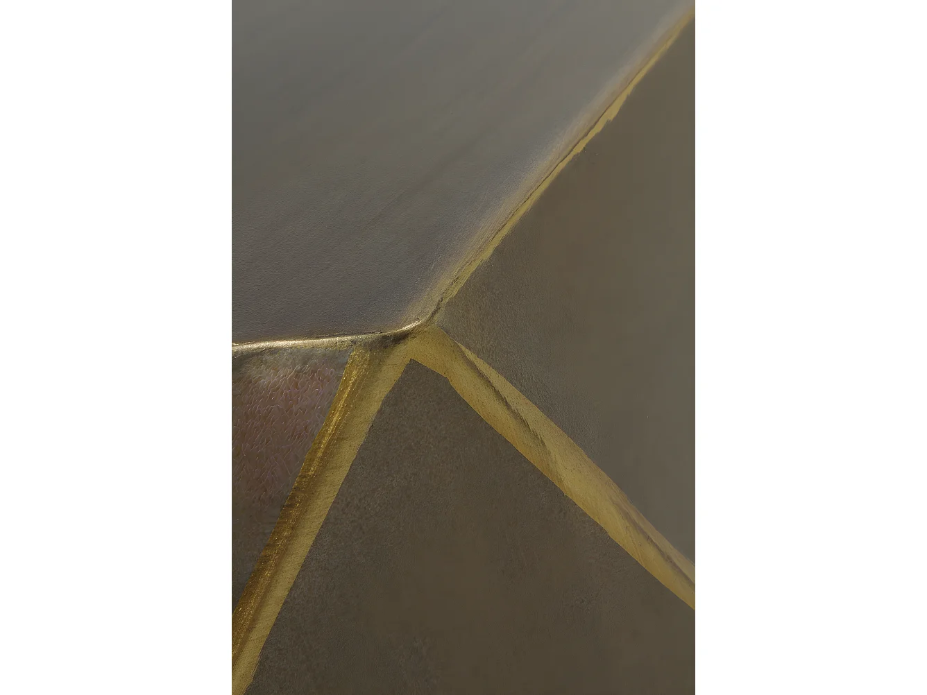 Mesa auxiliar de metal dorado