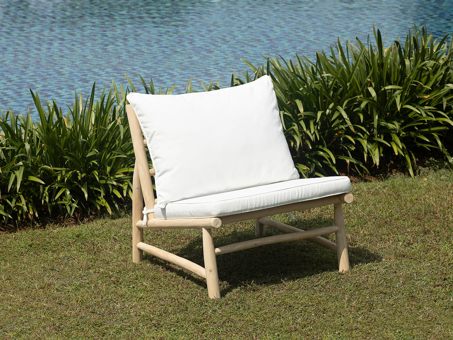 Fauteuil de jardin en teck avec coussins - Naturel clair et blanc - TULUM de MYLIA