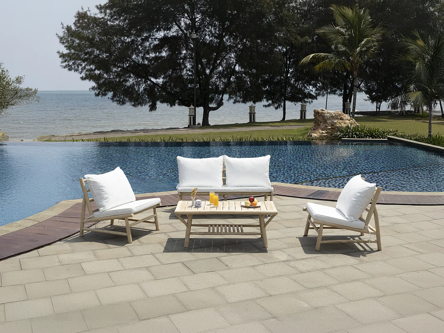 Canapé de jardin 2 places en teck avec coussins - Naturel clair et blanc - TULUM de MYLIA