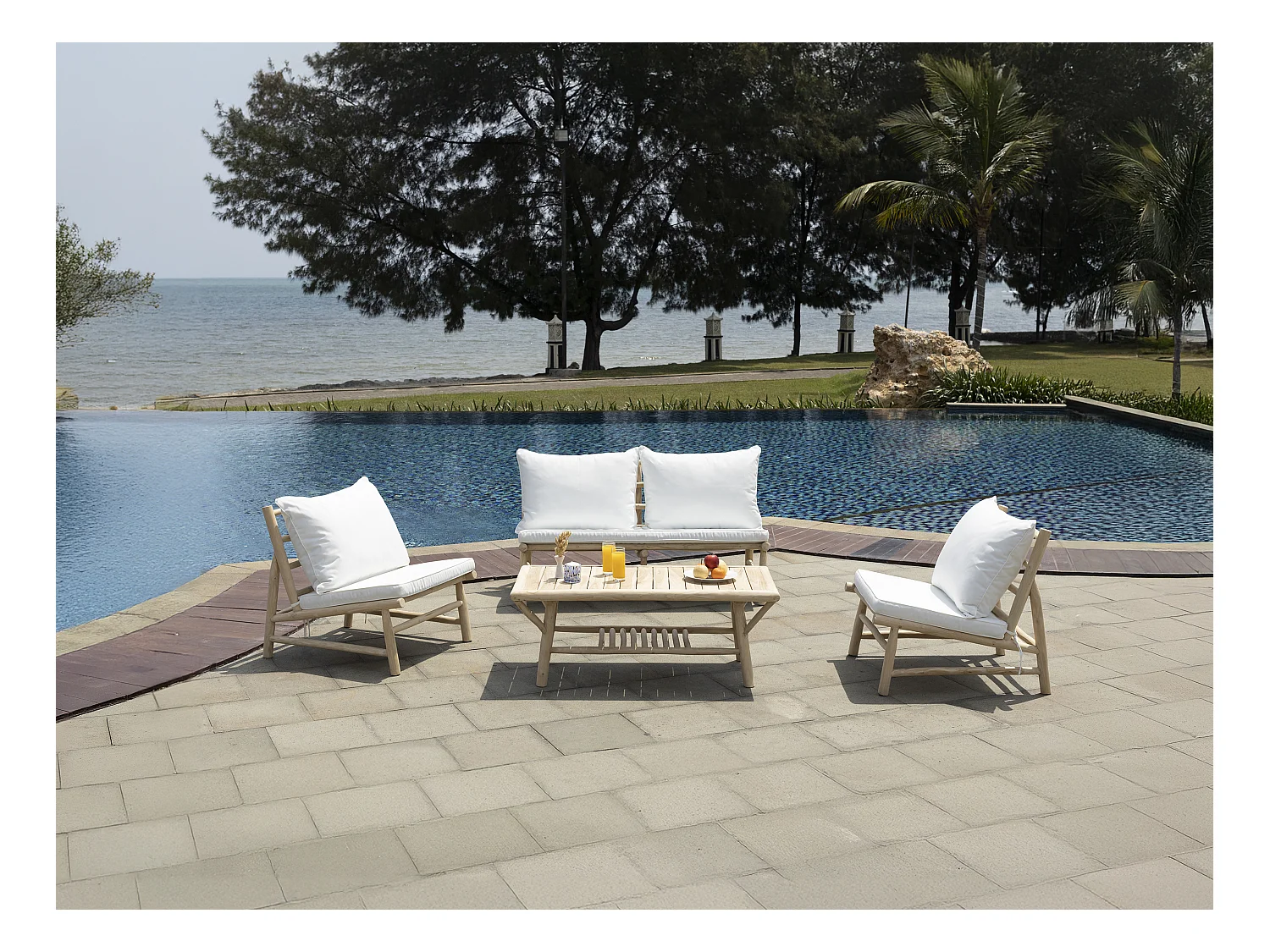 Tweezitstuinbank van teakhout met kussens - Licht naturel en wit - TULUM van MYLIA