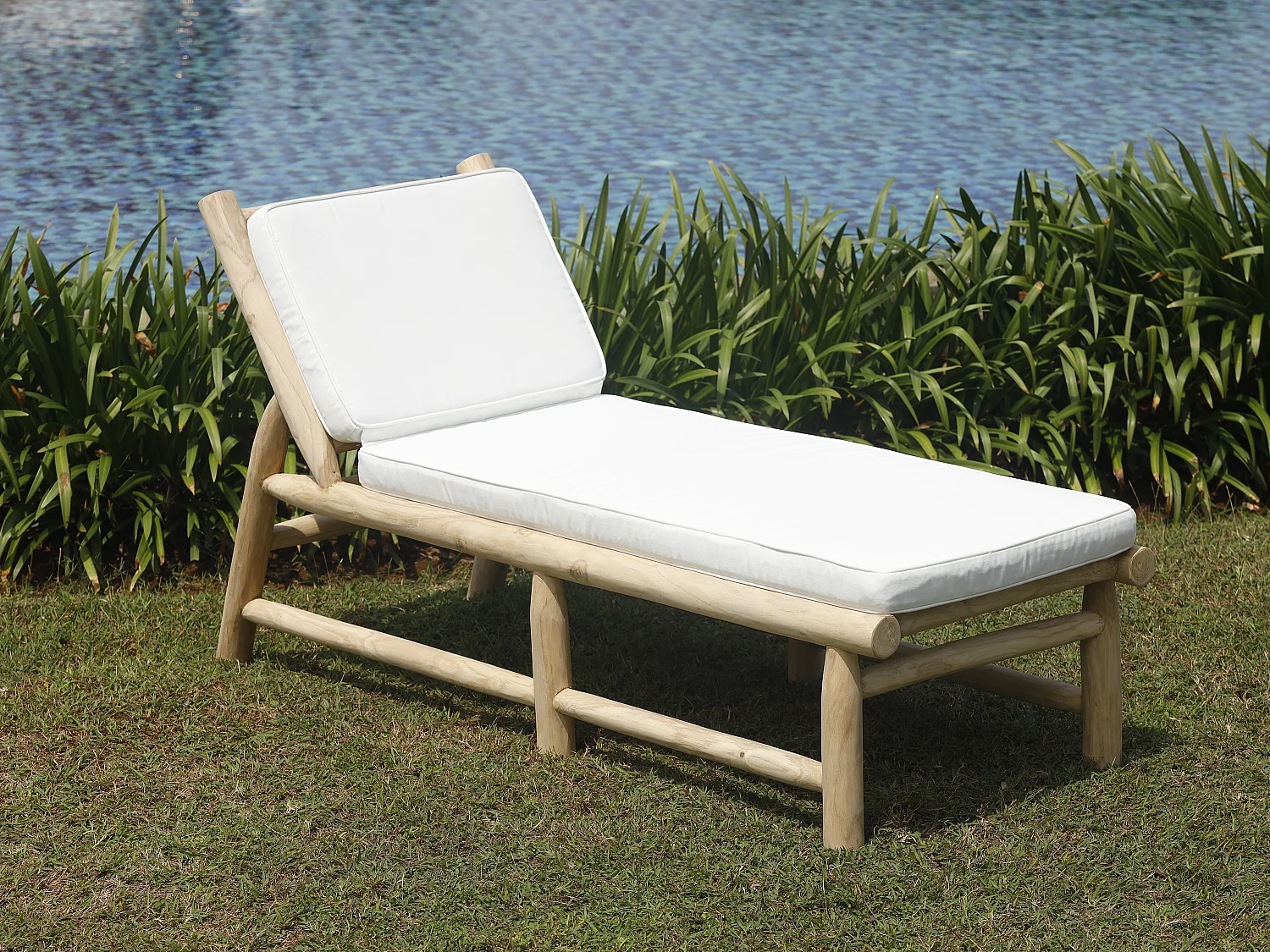 Bain de soleil en teck avec matelas - Naturel clair et blanc - TULUM de MYLIA