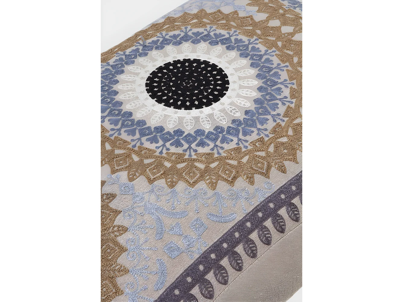 Puff tapizado con patas de madera color lino