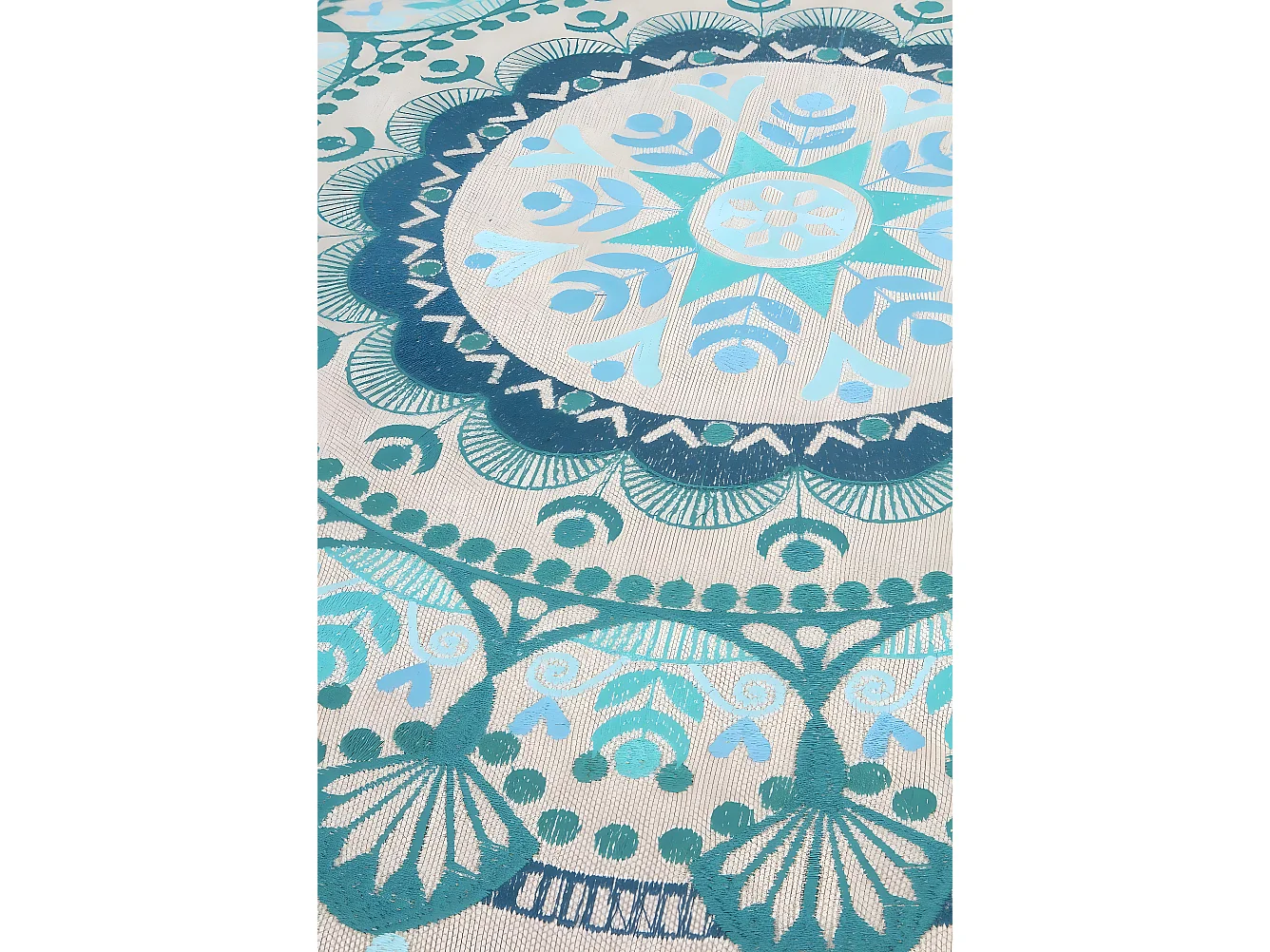 Runder gepolsterter Hocker mit leinenfarbenen Holzbeinen