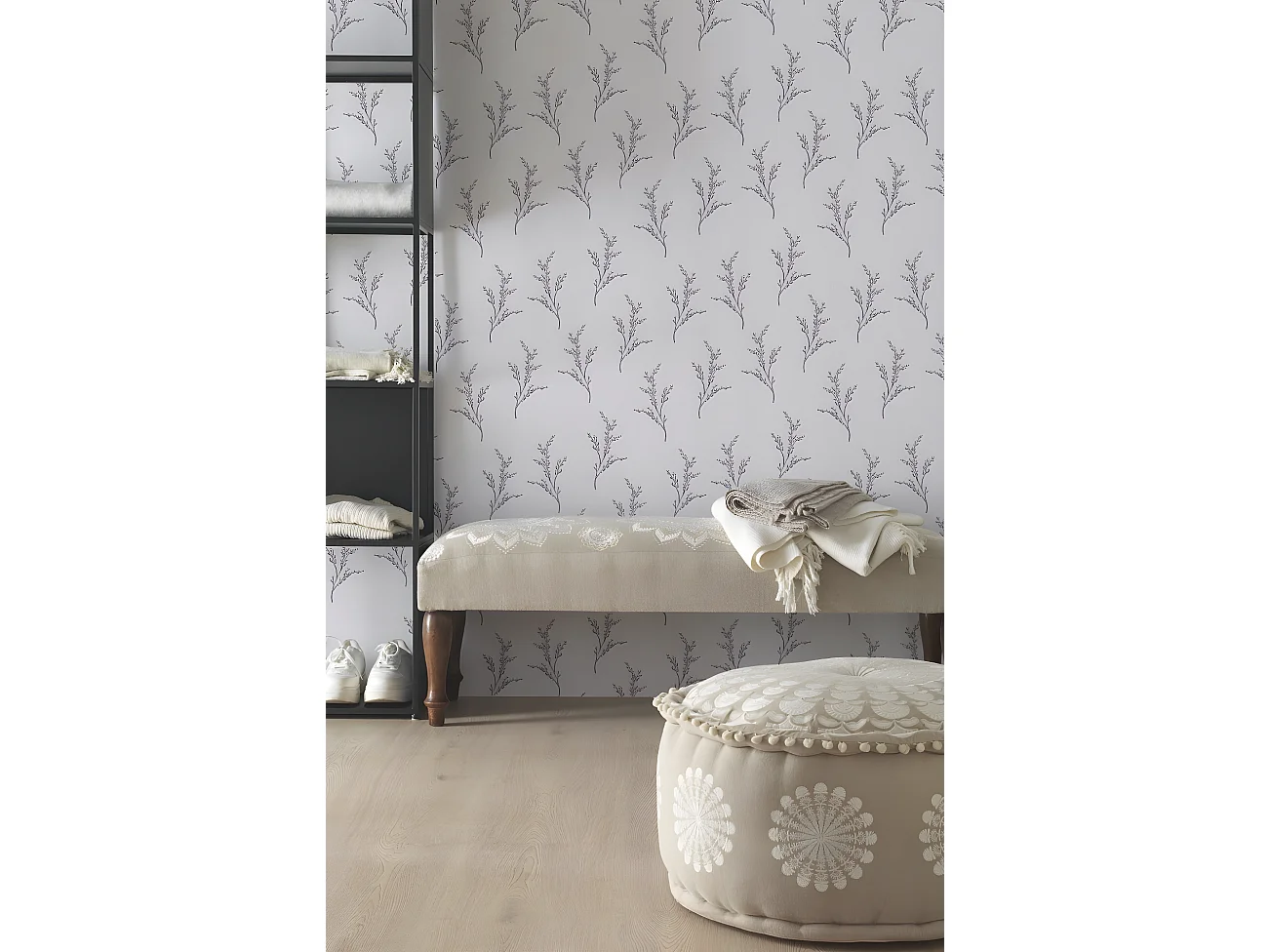 Banco estofado em bege com pernas de madeira