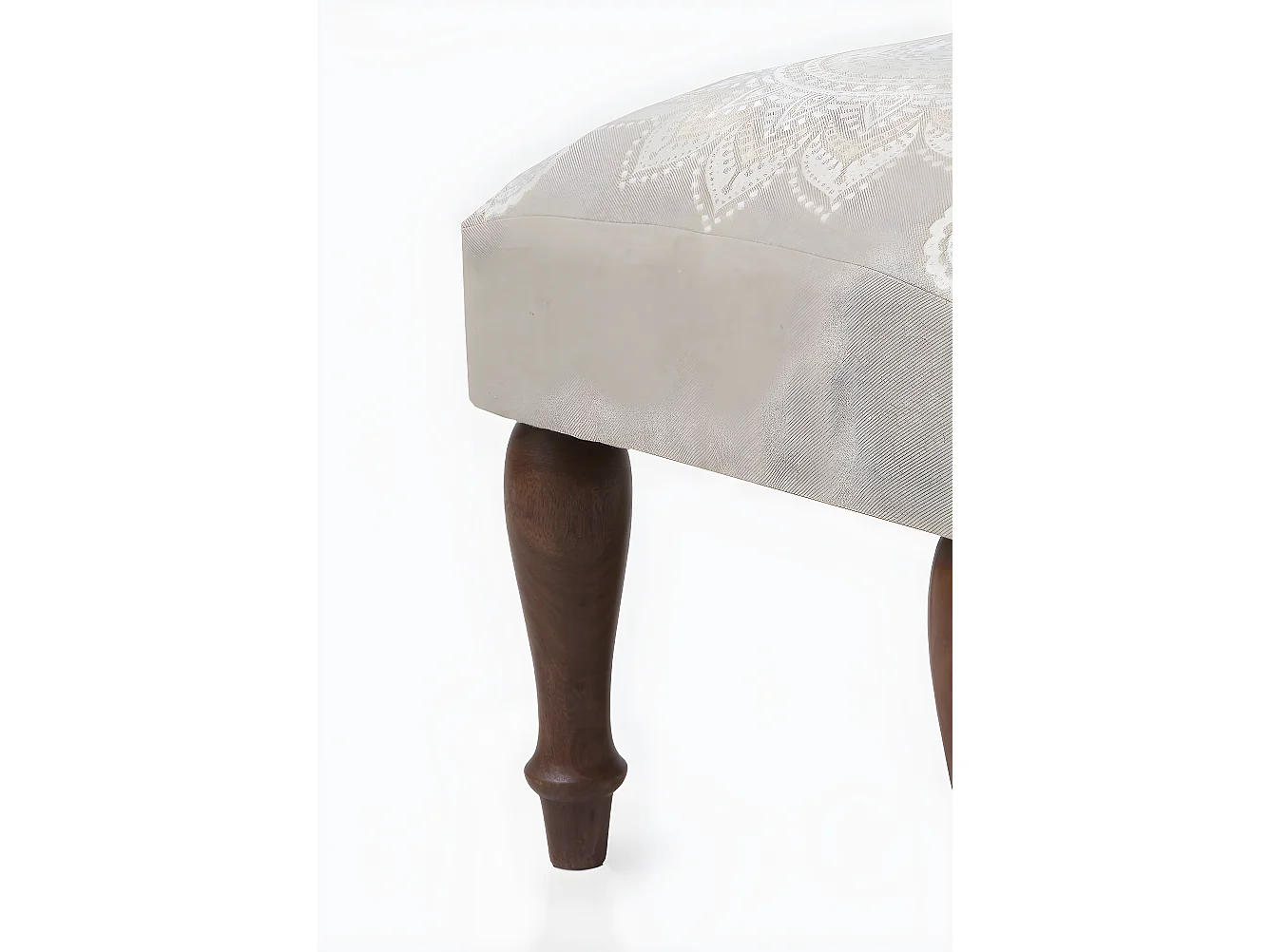 Banco estofado em bege com pernas de madeira