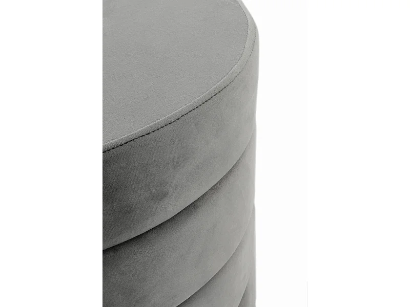 Sitzhocker mit grauem Samtstoff bezogen