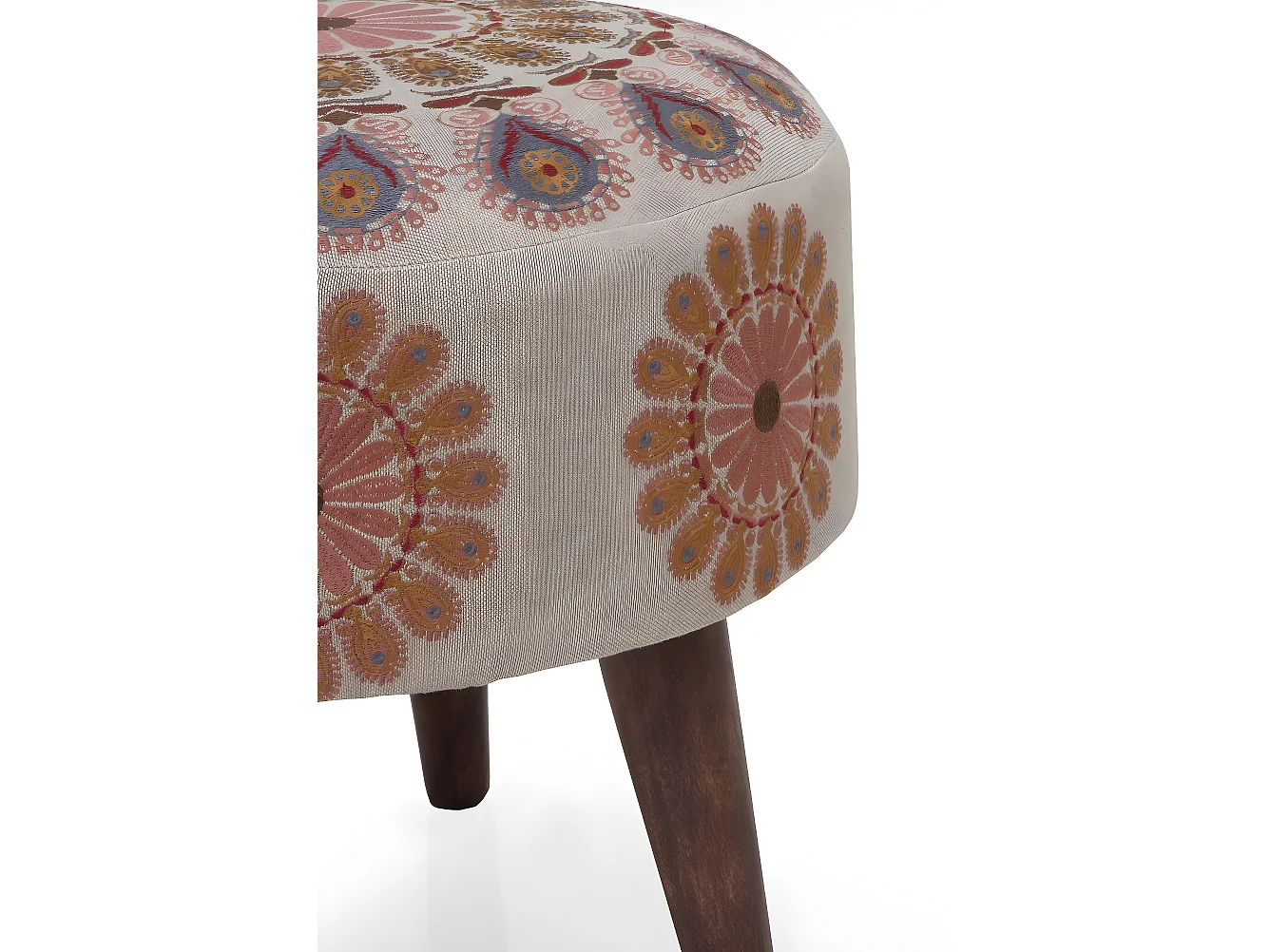 Gepolsterter Sitzpuff mit leinenfarbenen Holzbeinen