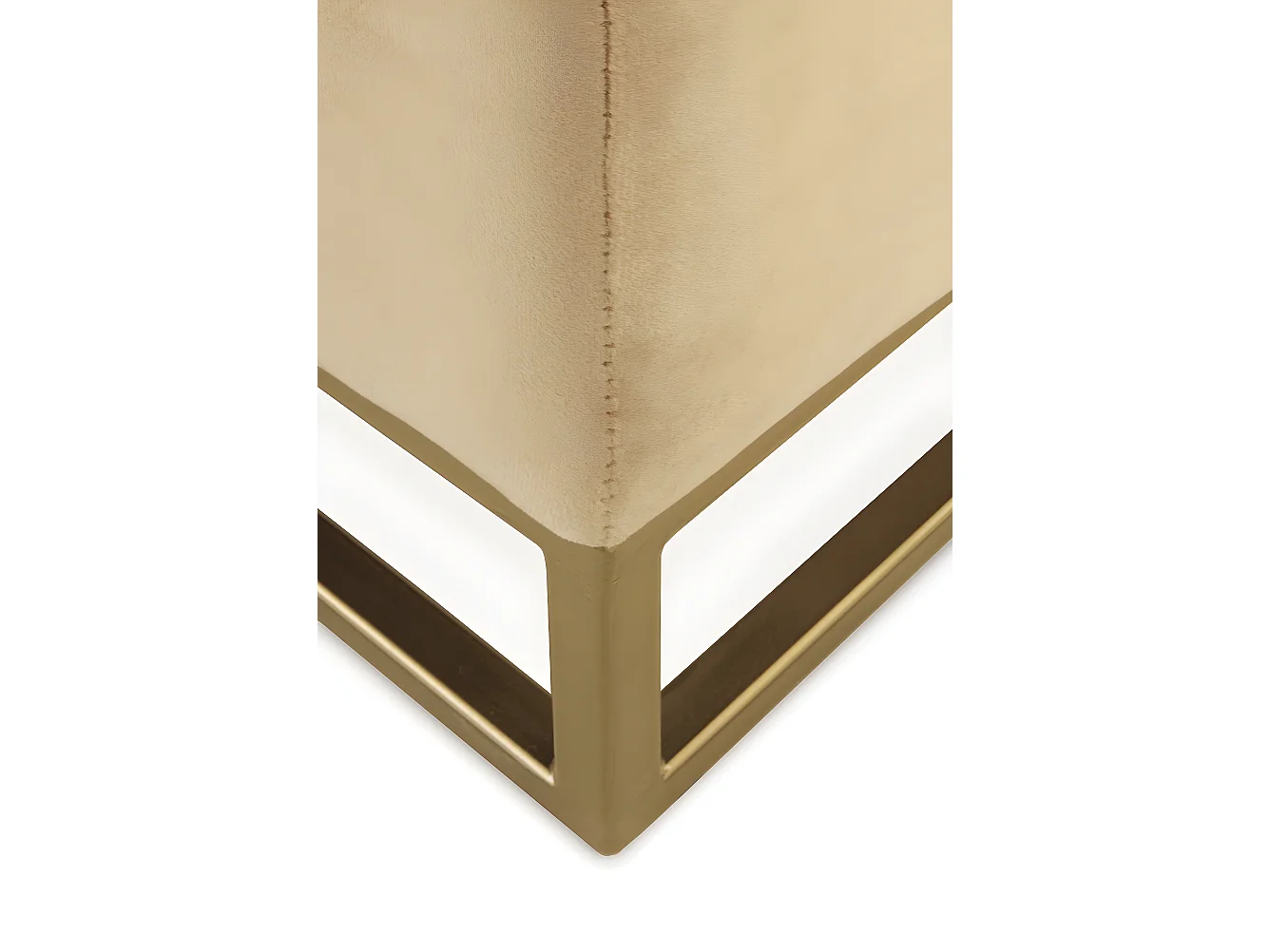 Pufe estofado em tecido de veludo mostarda com base dourada