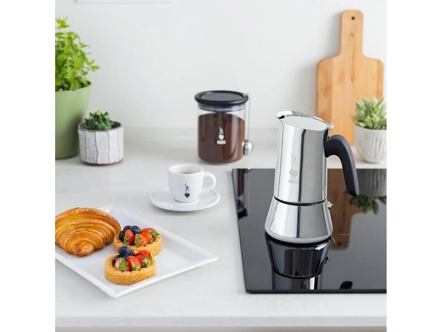 Bialetti Venus 4 Tazze 0007254 CN Tipo di prodotto Moka Capacità 0.2 L Volume della tazza 50 ml Quantità per pacco 1 pz Italia Argento