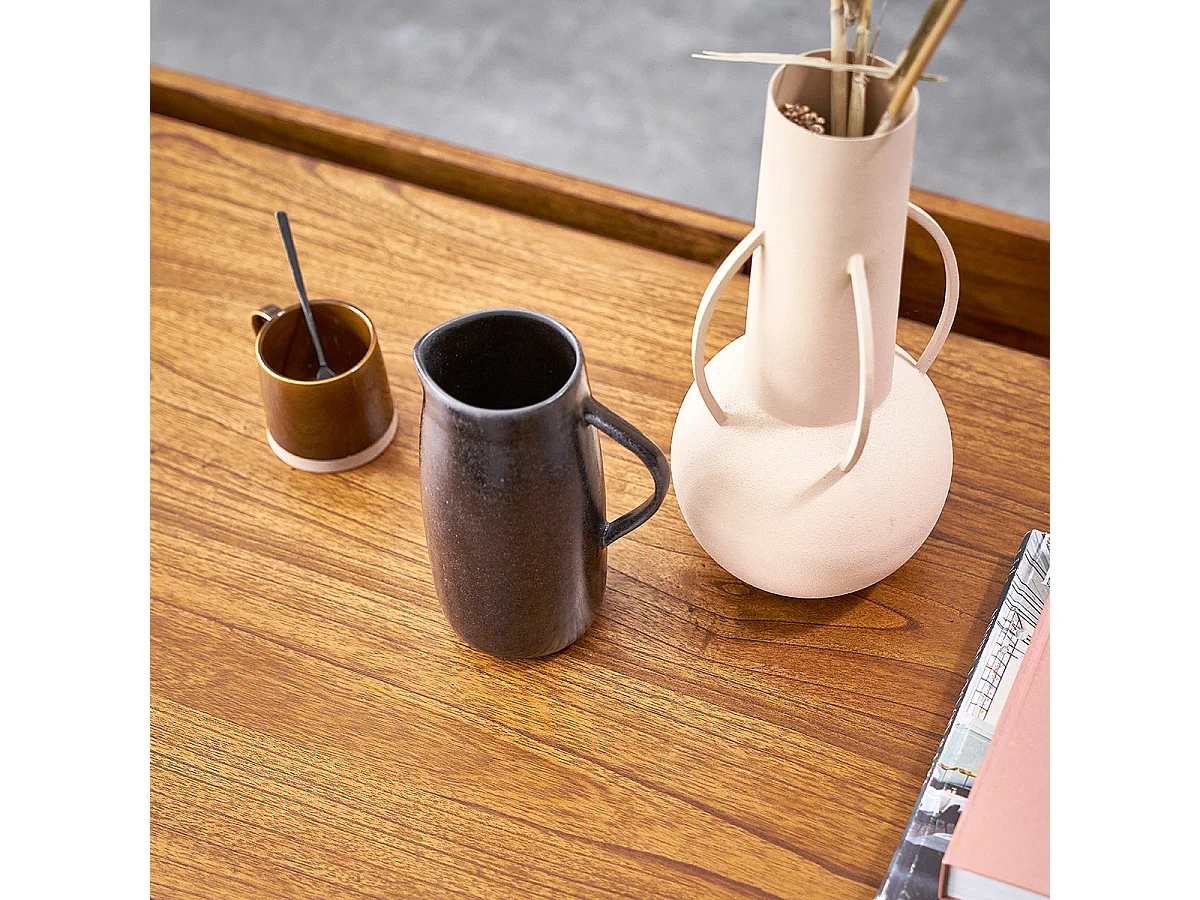 Tavolino in legno massello di mindi con finitura in noce