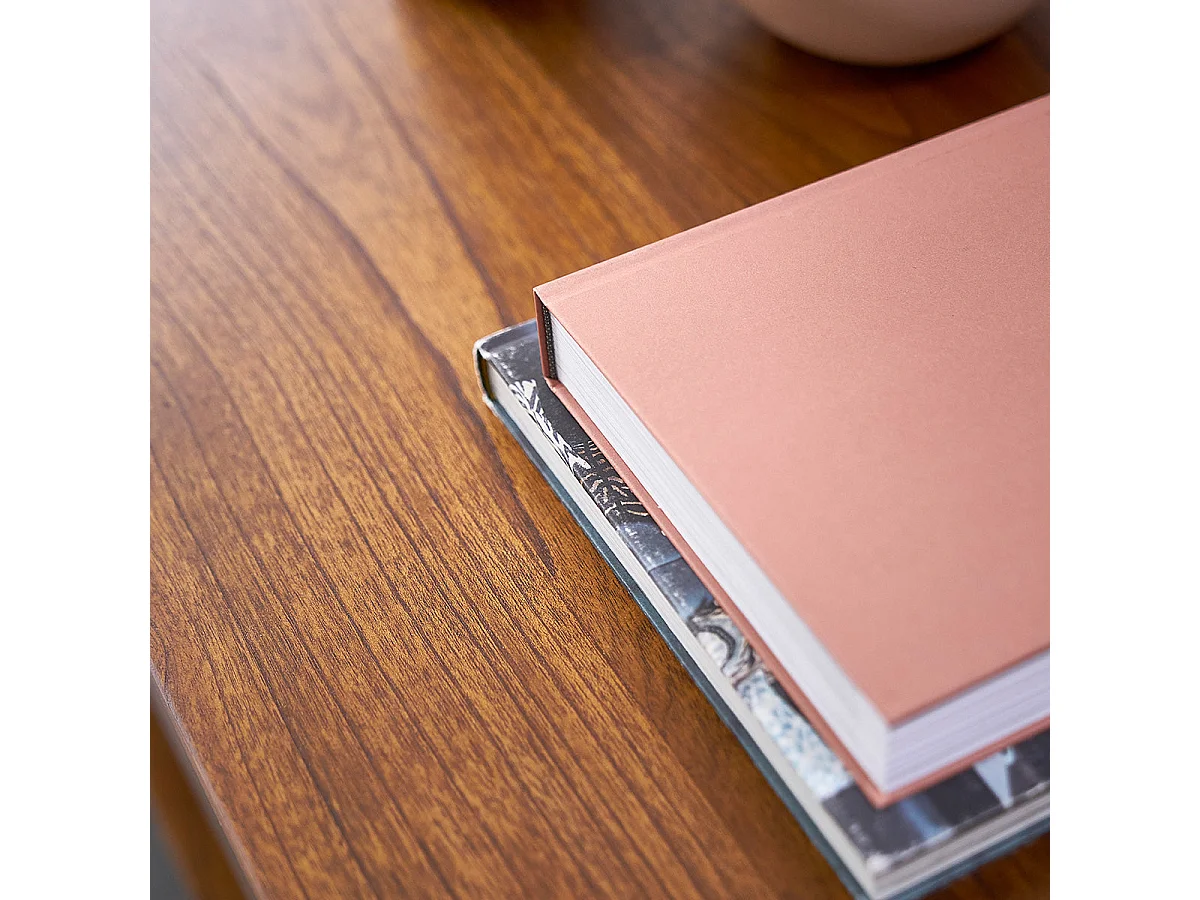 Tavolino in legno massello di mindi con finitura in noce