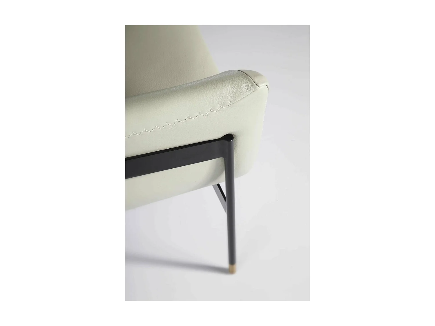 Fauteuil cuir avec pieds acier inoxydable peints