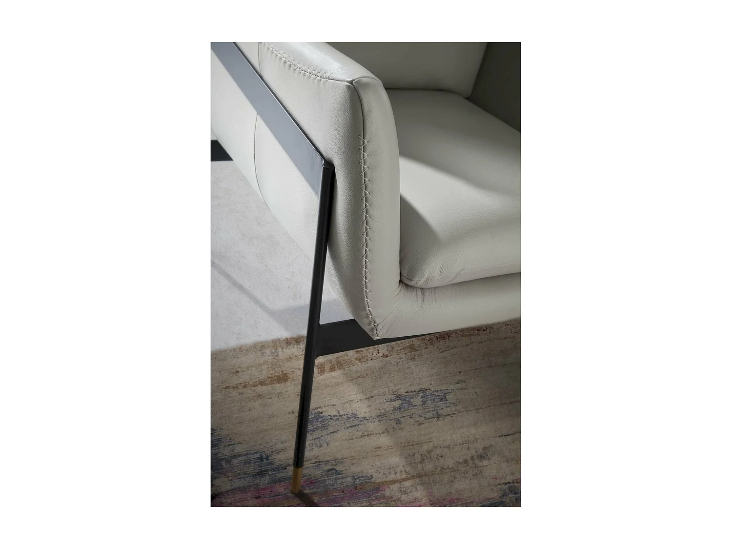 Fauteuil cuir avec pieds acier inoxydable peints