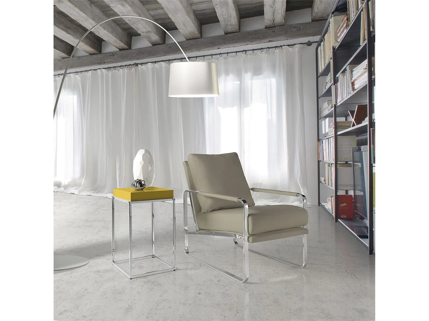 Fauteuil rembourré structure acier inoxydable.