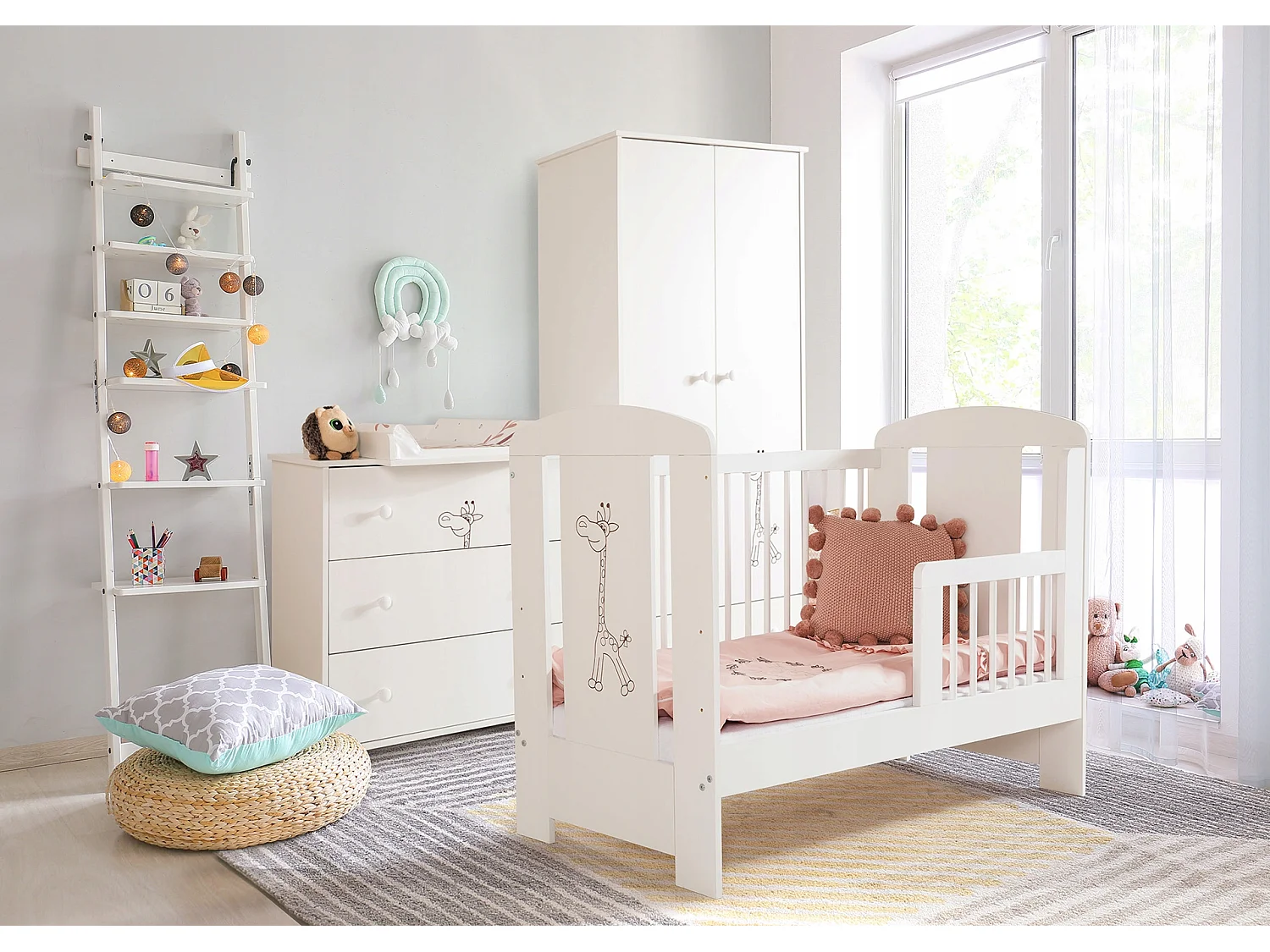 Lit bébé 120x60cm Blanc GIRAFE barreaux amovible et barrière de sécurité inclus