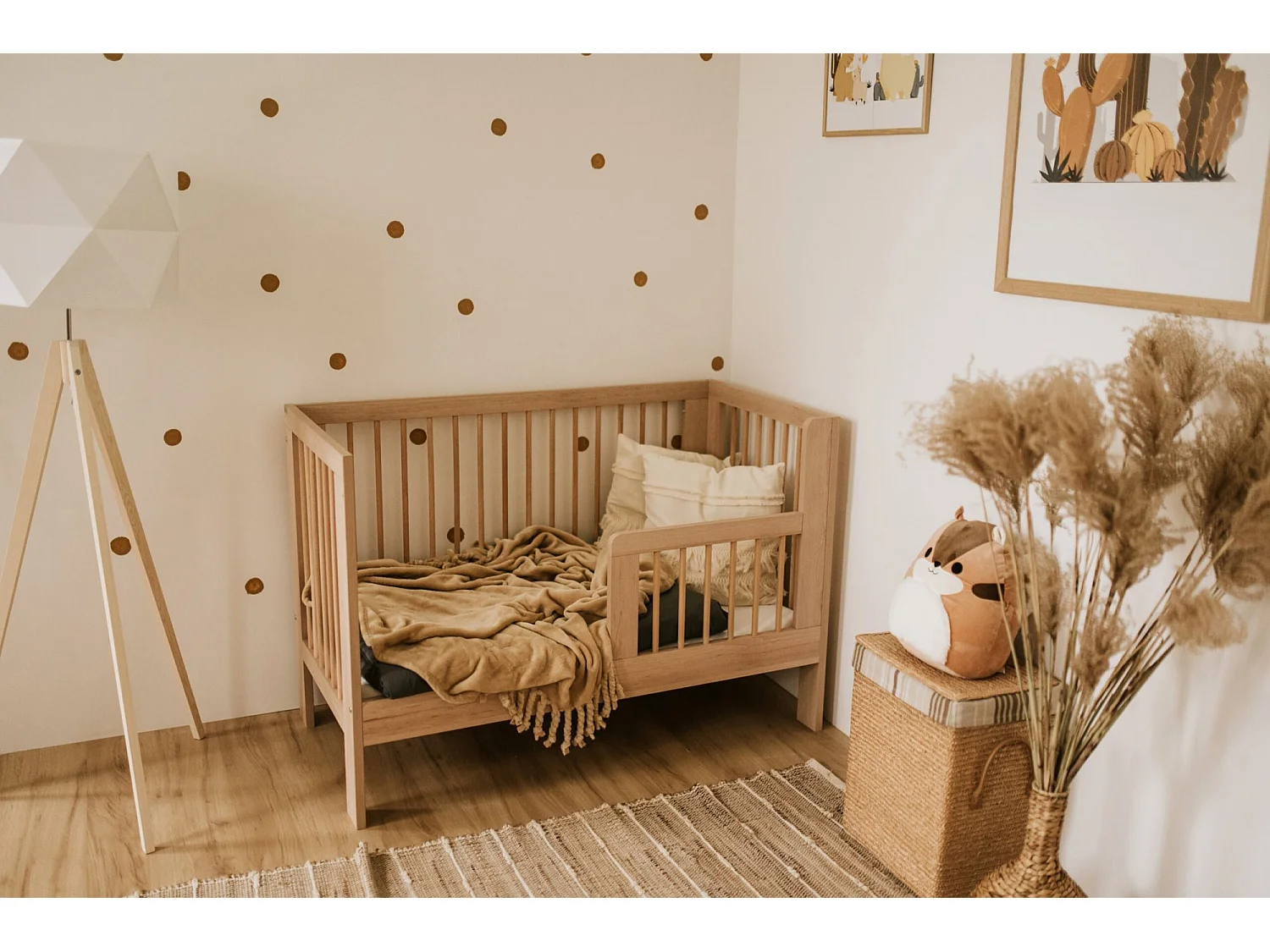 Lit bébé 120x60cm Hêtre OLIVE barreaux amovible et barrière de sécurité inclus