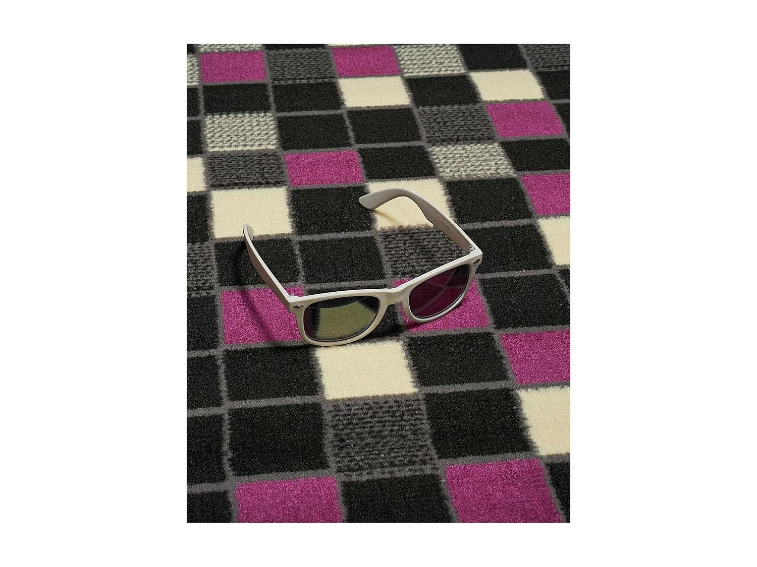 tapis chambre 80x150 tissé fuchsia rectangle motif géométrique LYN1 PIXELY