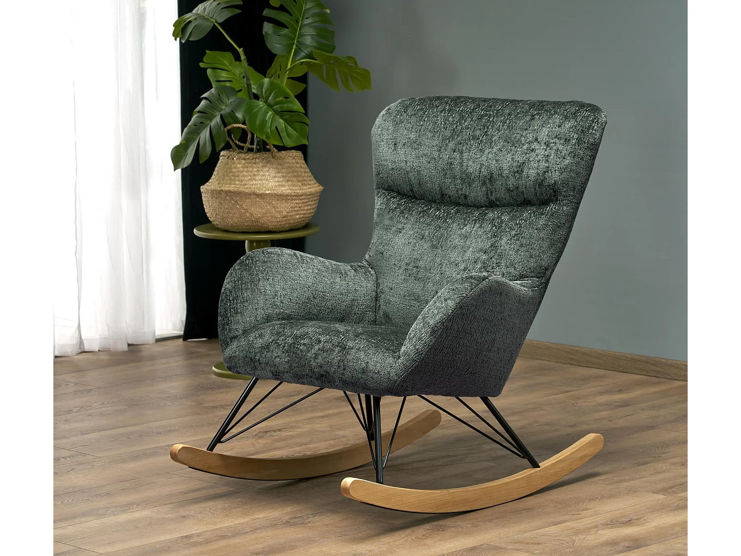 Sedia a dondolo Heather in tessuto verde con gambe in metallo nero e legno