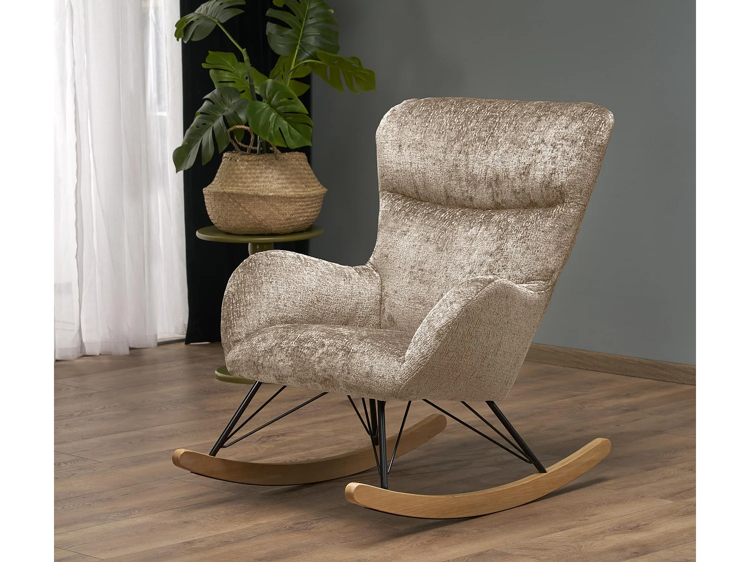 Sedia a dondolo Heather beige con base in legno massiccio e metallo nero