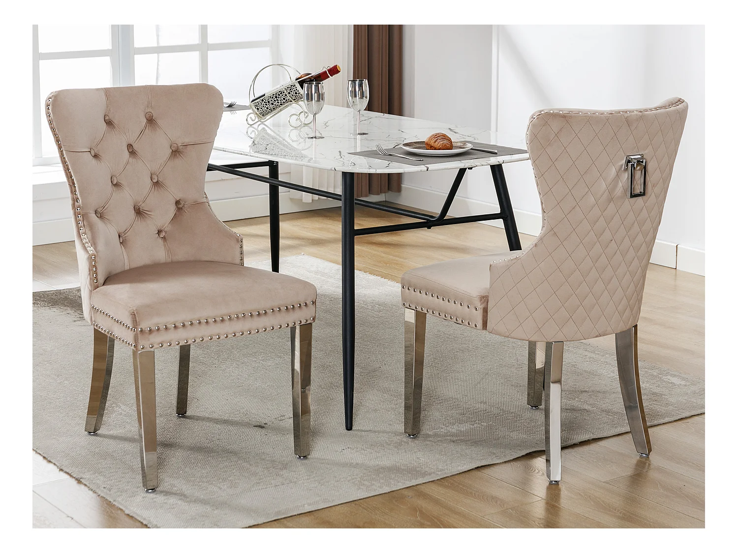 Set aus 2 Esszimmerstühlen – Samt und Metall – Rückenlehne mit Rautenmuster – Beige