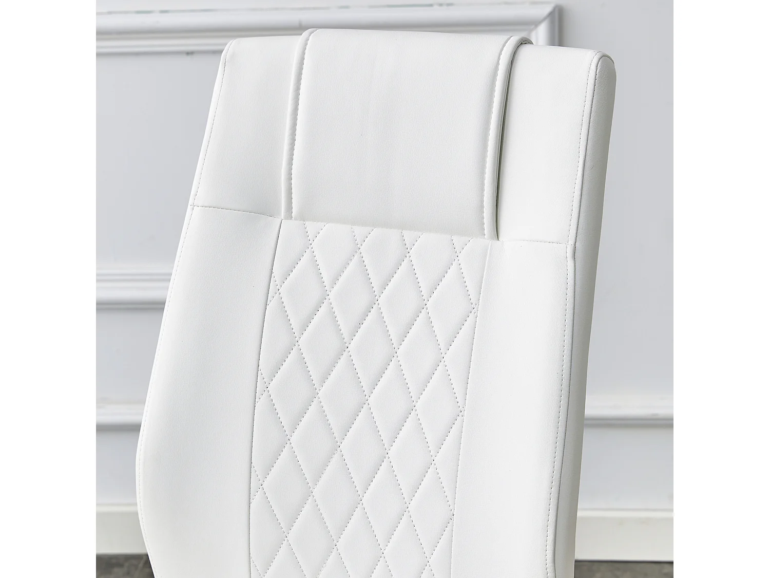 Lot de 4 Chaise cantilever en simili cuir - Pièds en métal doré - Dossier à motif losange - Blanc