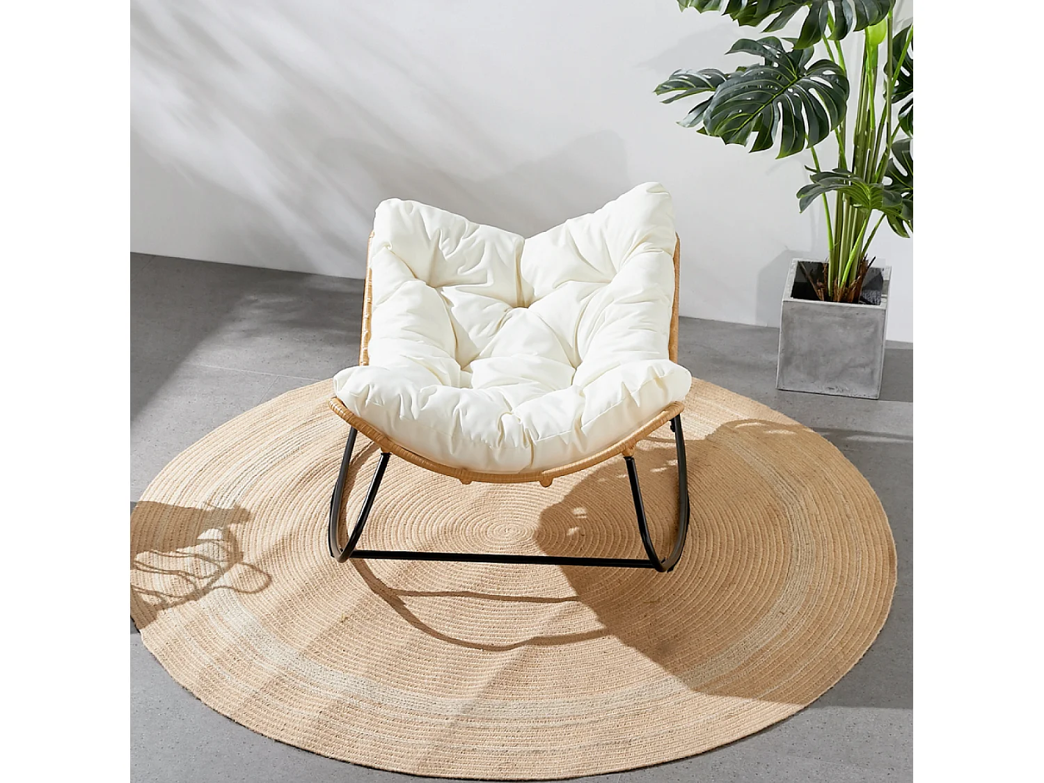 Fauteuil à bascule en résine tressée coussin beige CANGGU
