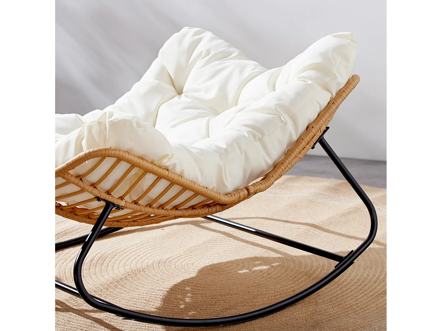 Fauteuil à bascule en résine tressée coussin beige CANGGU