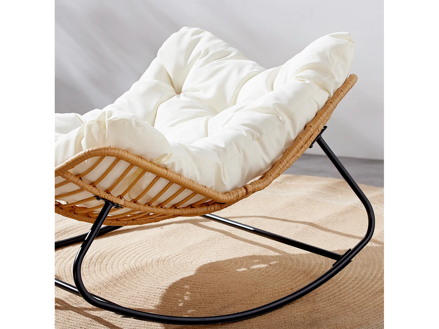 Fauteuil à bascule en résine tressée coussin beige CANGGU