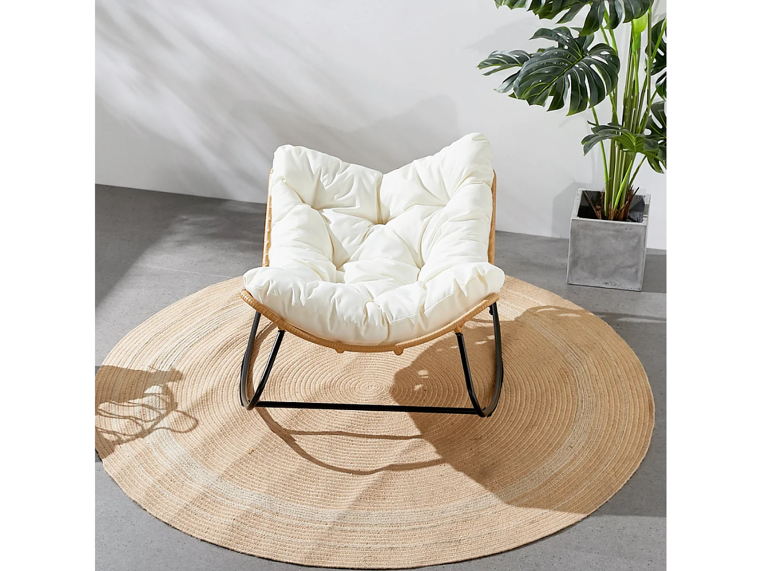 Fauteuil à bascule en résine tressée coussin beige CANGGU